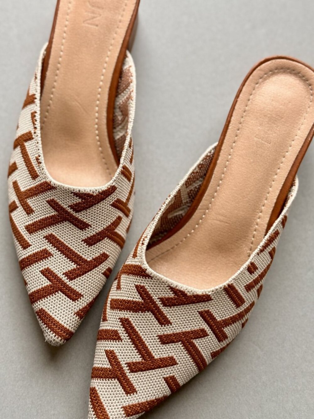 TIJN Tan Cream Geometric Knit Pointed Toe Block Heel Mules Slides Size 6